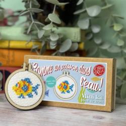 Comme un poisson dans l'eau  - Mini kit point de croix - The Crafty Kit Company