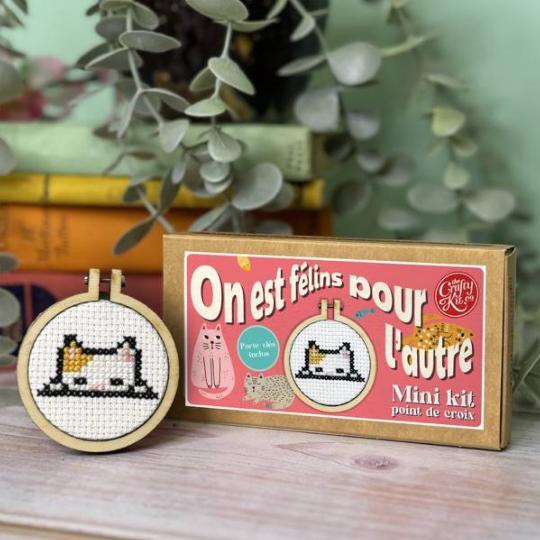 On est félins pour l'autre - Mini kit point de croix - The Crafty Kit Company